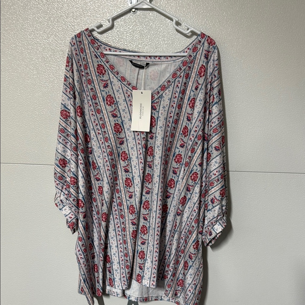 BloomChic Relaxed Gray and White 3/4 Sleeve Tunic